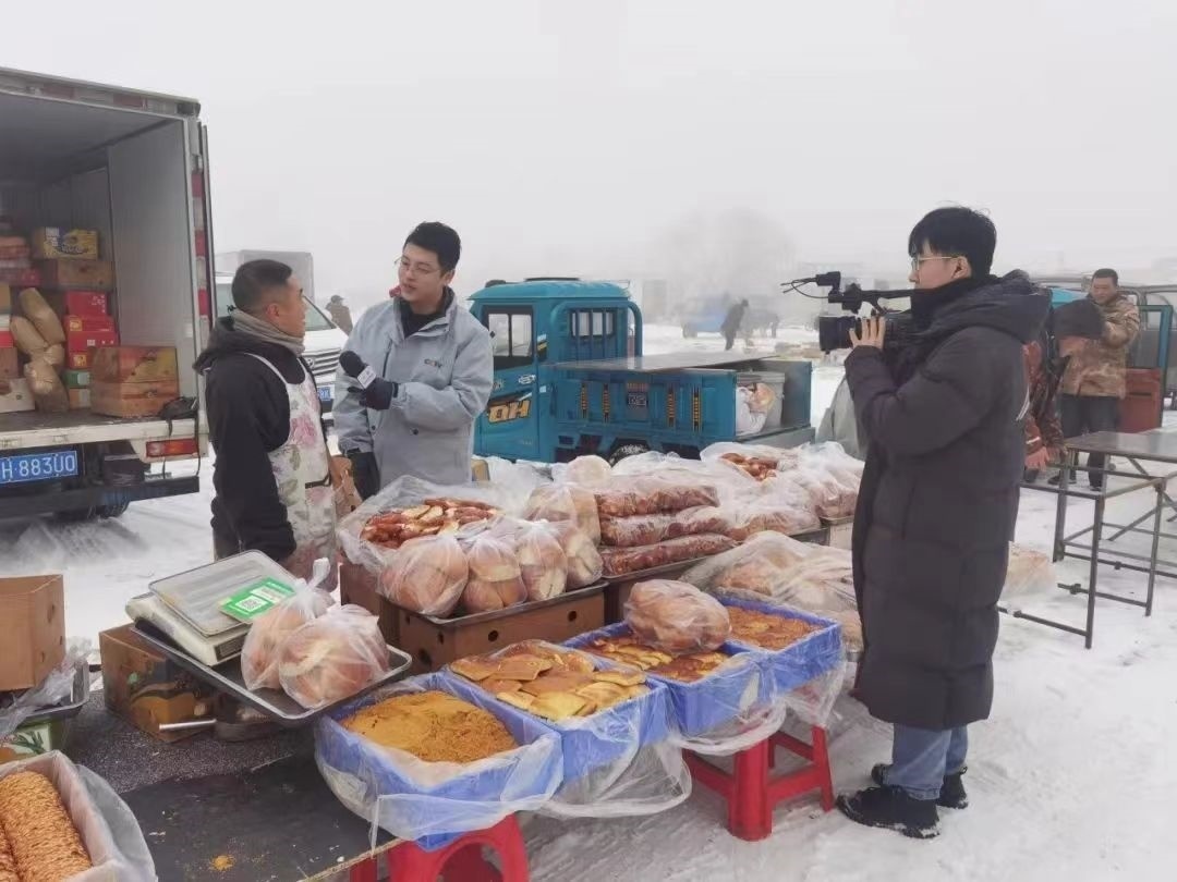 △ 2024年1月1日，在中央廣播電視總臺中央電視臺《新年新愿》報道中，遼寧營口鲅魚圈區(qū)大集賣餅干的小哥憨態(tài)可掬的表情、生機勃勃的臉龐、充滿煙火氣的新年愿望，讓他火爆出圈。