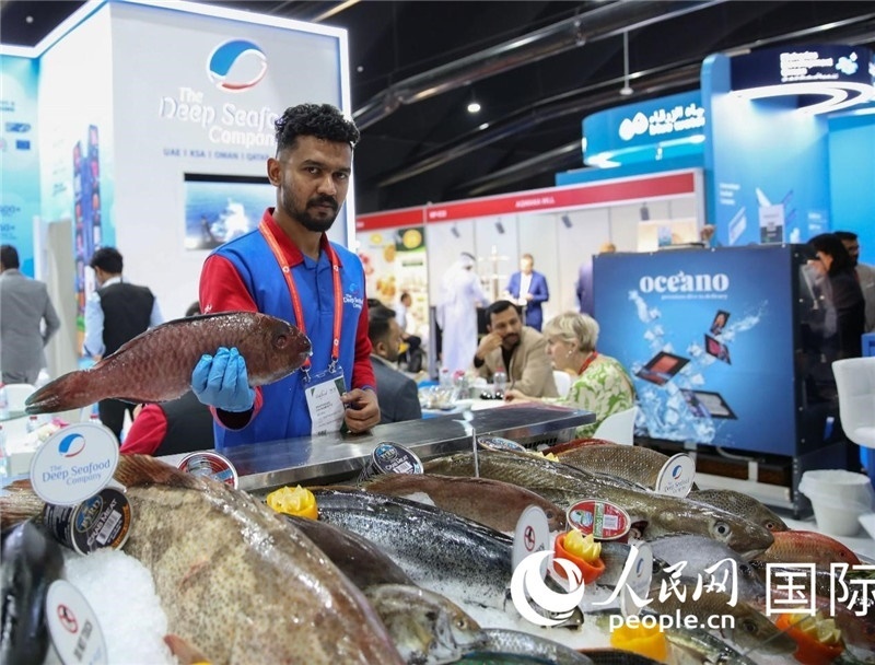 海灣食品展上，一位展商在展示海產(chǎn)品。人民網(wǎng) 塔里克·易卜拉欣攝