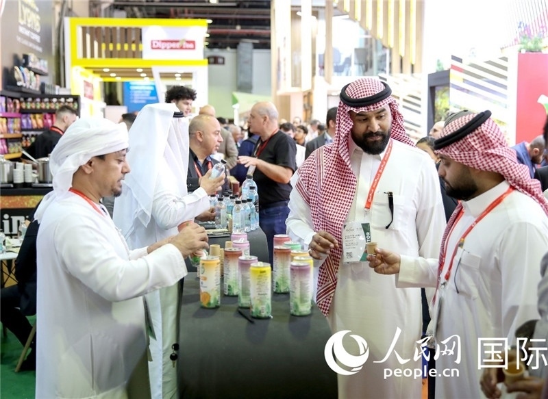圖為專業(yè)觀眾在海灣食品展飲料展區(qū)參觀。人民網(wǎng) 塔里克·易卜拉欣攝
