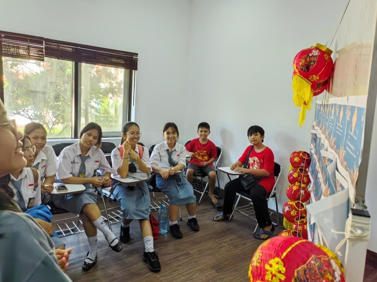 學生們踴躍參與猜燈謎活動。巴陵康孔子學院供圖