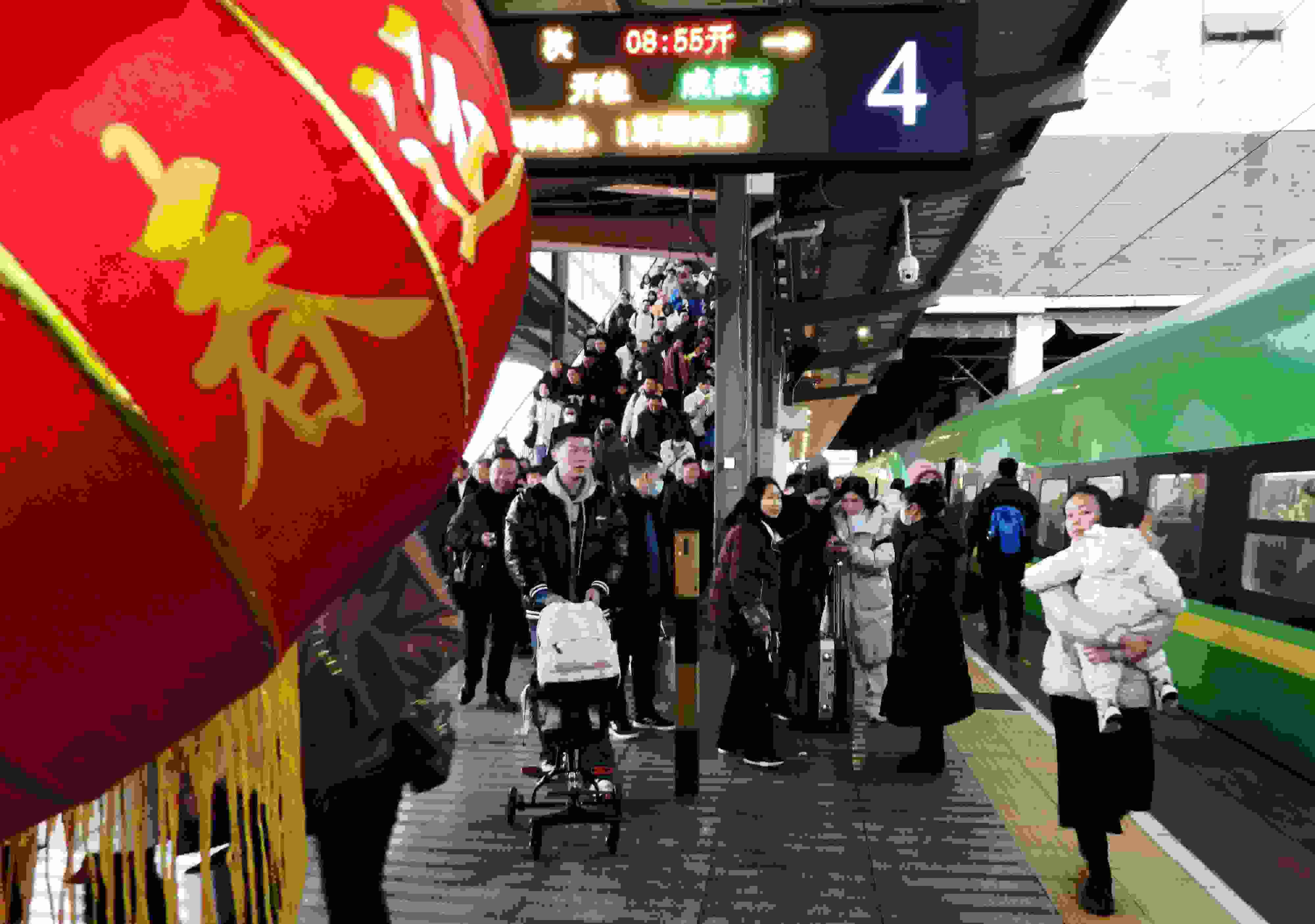 △ 2024年1月26日，四川省達(dá)州市車站，準(zhǔn)備乘坐“復(fù)興號(hào)”動(dòng)車組列車出行的旅客。