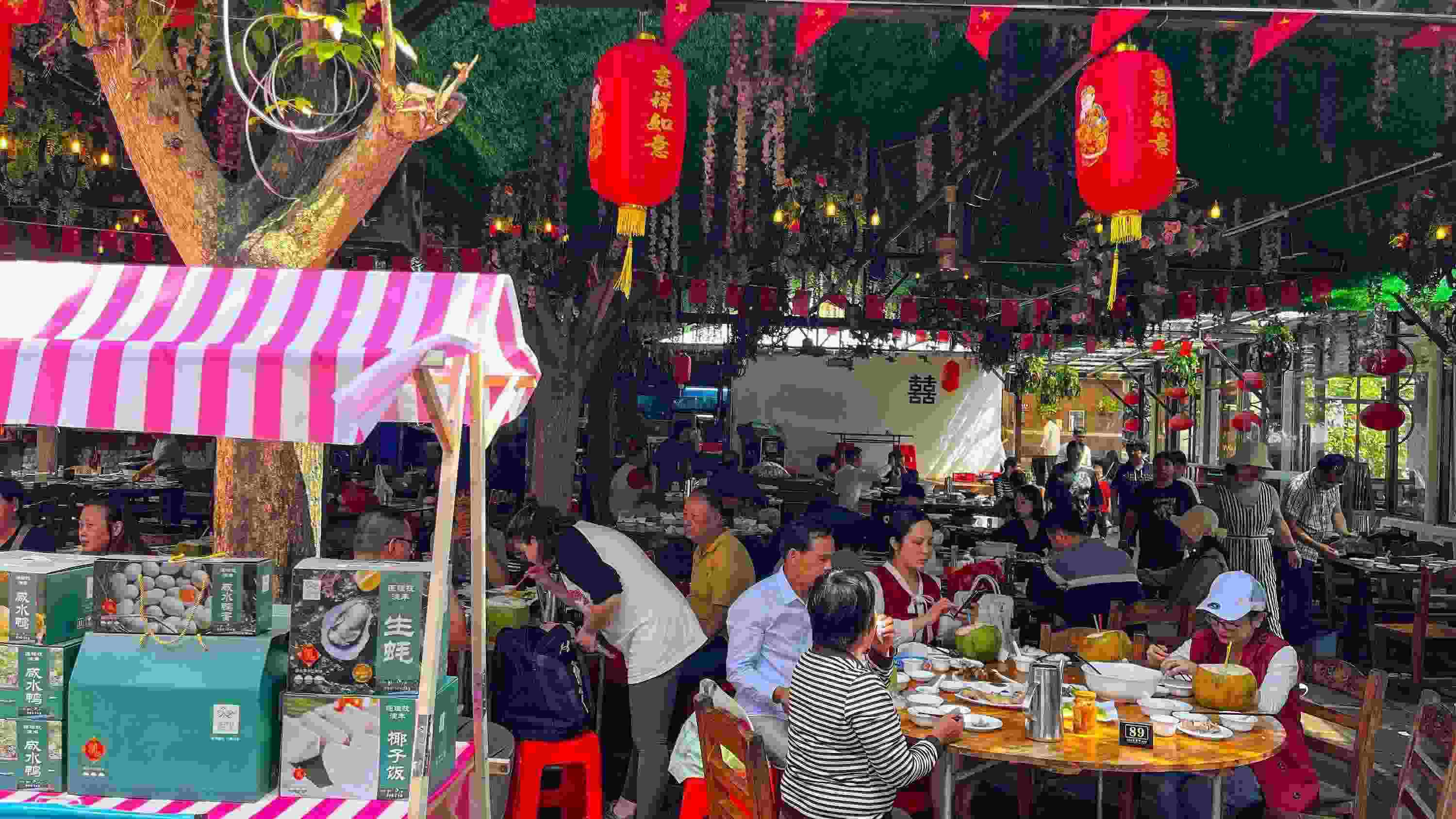 △ 2024年2月17日，春節(jié)假期最后一天，?？卩l(xiāng)村旅游持續(xù)火爆，眾多游客前往漁家樂(lè)品嘗特色海鮮和鄉(xiāng)村美食。