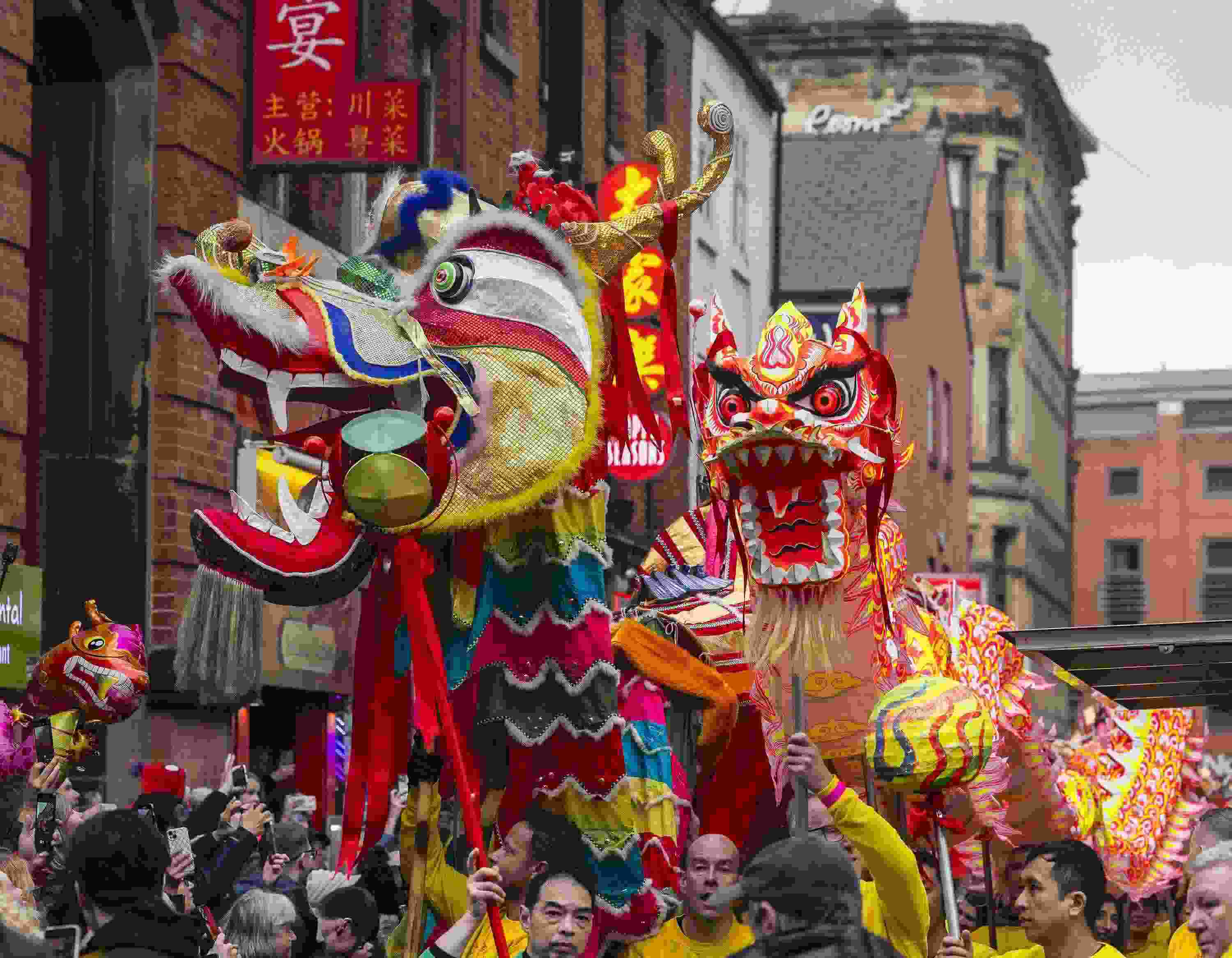 △ 當(dāng)?shù)貢r(shí)間2024年2月11日，英國(guó)曼徹斯特，表演者進(jìn)入中國(guó)城，參加中國(guó)農(nóng)歷龍年春節(jié)的慶?；顒?dòng)。