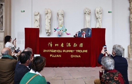 2月10日，在位于法國(guó)巴黎埃菲爾鐵塔附近的“建筑與遺產(chǎn)之城”博物館，觀眾欣賞漳州布袋木偶戲。新華社記者高靜攝