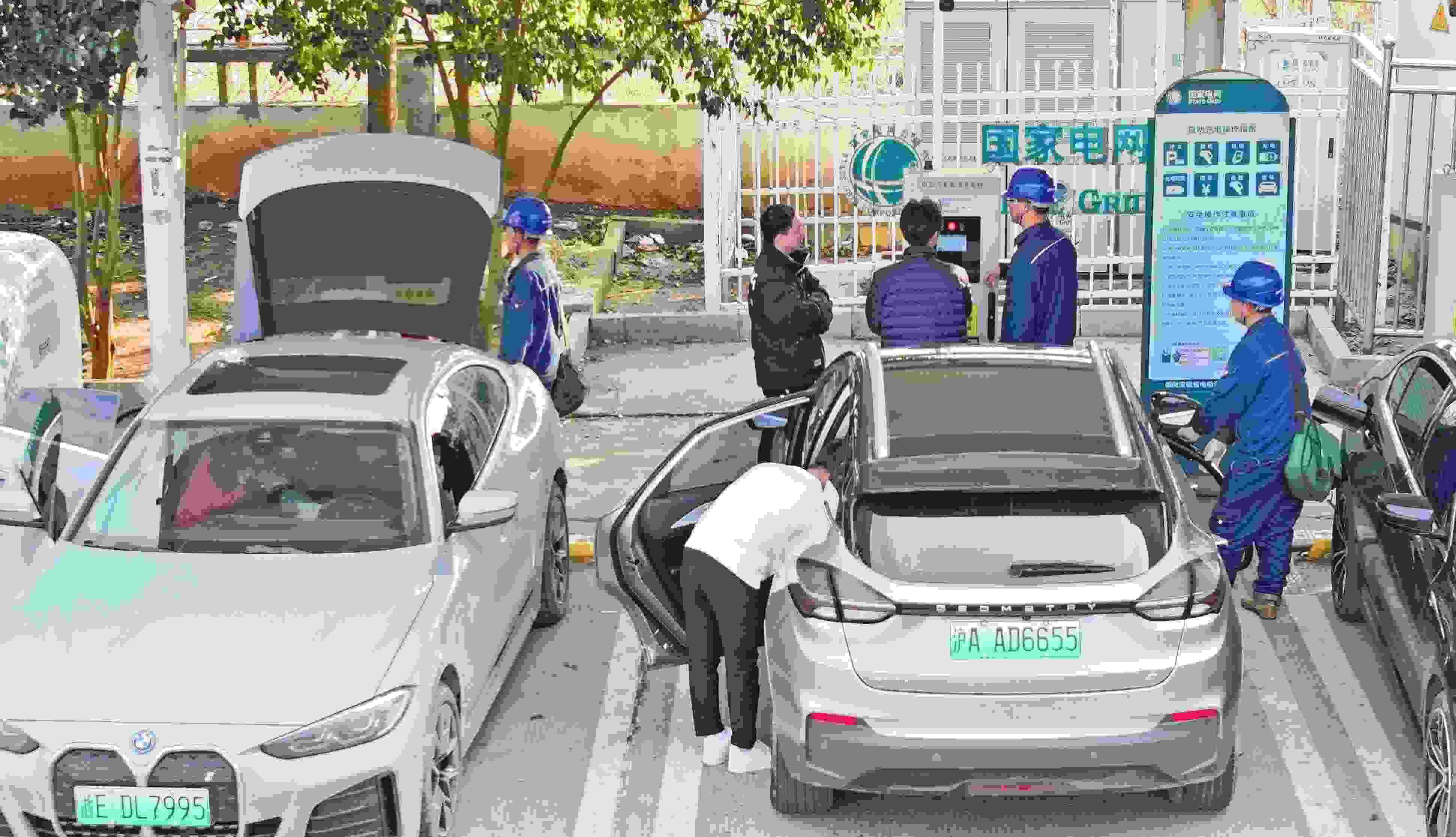 △ 2024年2月17日，安徽滁州來(lái)安縣大英鎮(zhèn)境內(nèi)的G36寧洛高速曹莊服務(wù)區(qū)，滁州市供電公司工作人員協(xié)助電動(dòng)汽車車主高效解決充電中遇到的問(wèn)題。