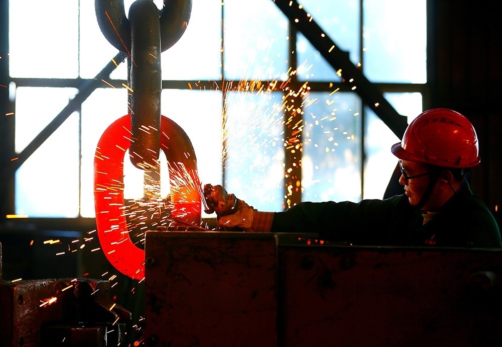 △ 2024年2月17日，青島市，即墨區(qū)靈山街道一家錨鏈企業(yè)，工人正在忙碌。