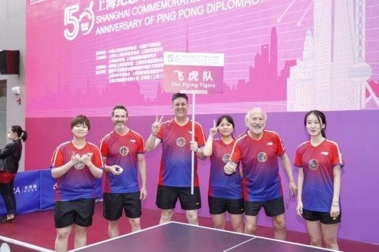 2021年，歐君廷（左三）參加上海紀念中美乒乓外交50周年活動