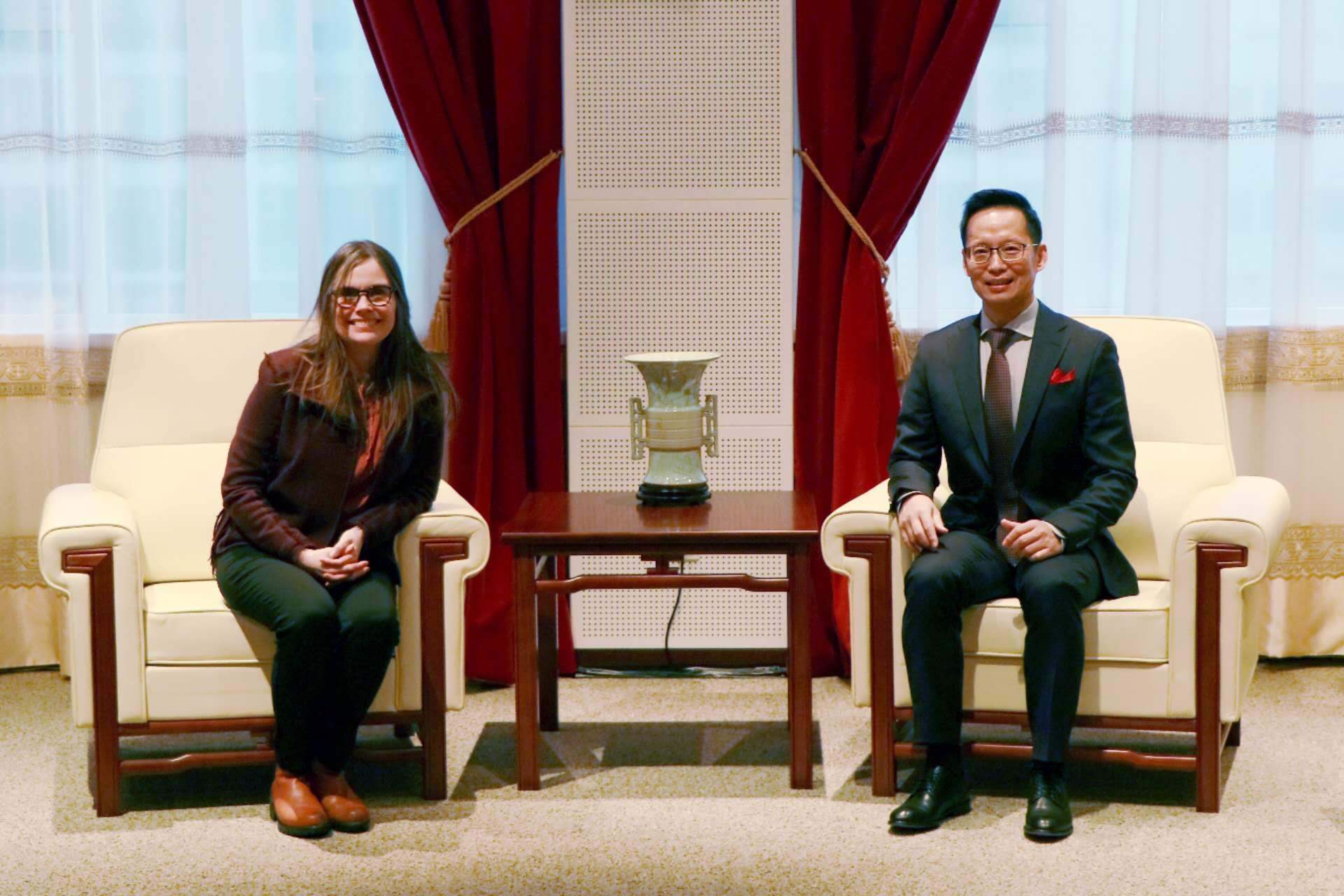 冰島總理雅各布斯多蒂爾（右一）與中國駐冰島大使何儒龍合影。中國駐冰島大使館供圖