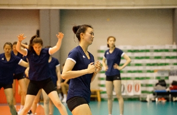 張常寧（右二）在訓(xùn)練中。人民網(wǎng)記者李乃妍攝