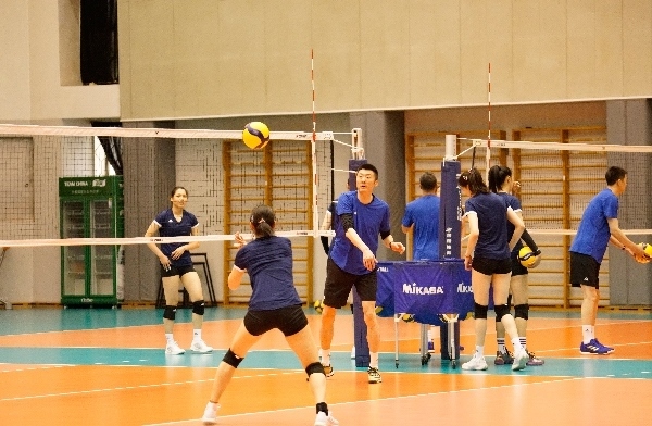 女排隊(duì)員在訓(xùn)練中。人民網(wǎng)記者李乃妍攝