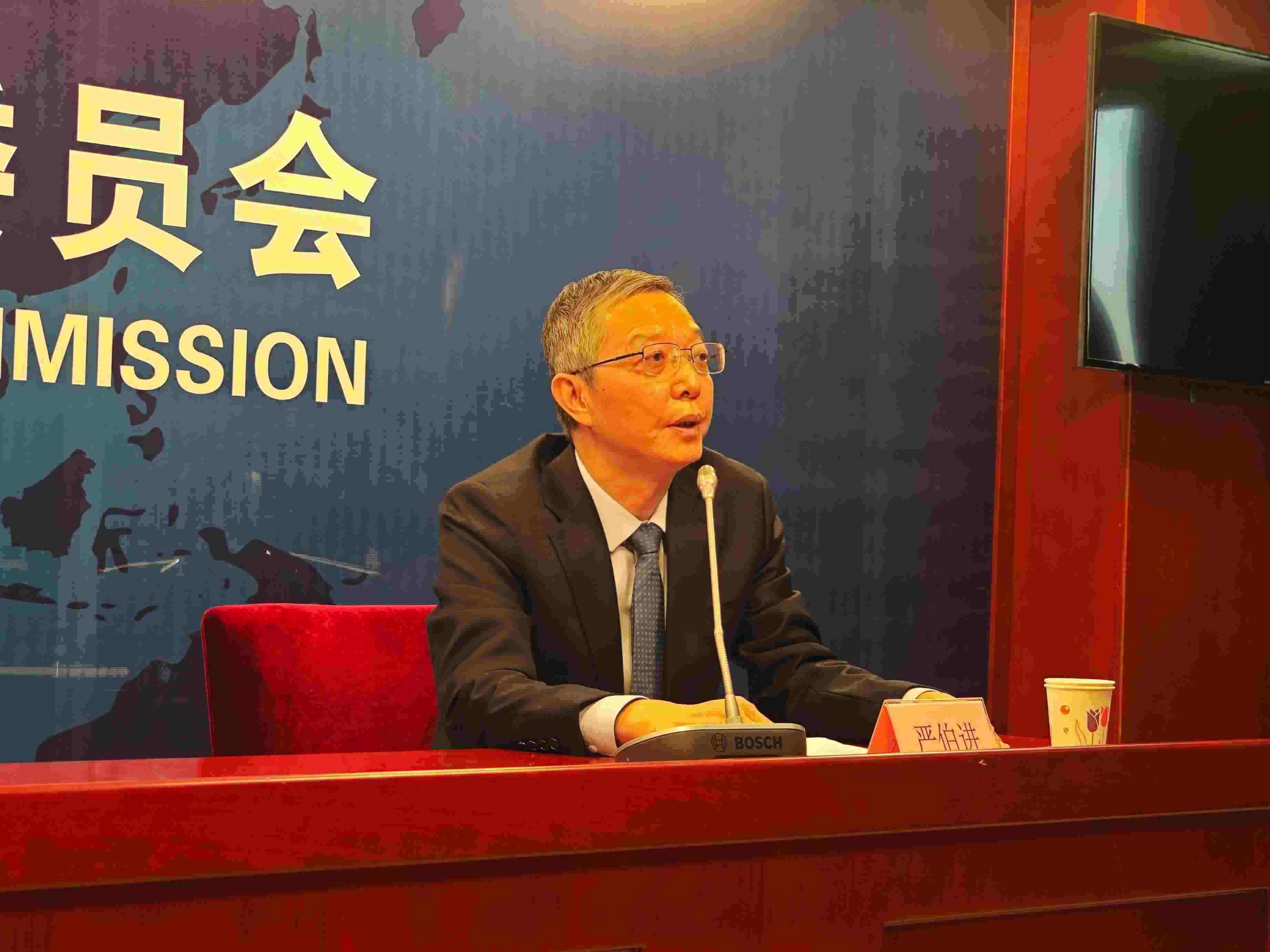 2月23日，嚴(yán)伯進(jìn)在證監(jiān)會例行新聞發(fā)布會現(xiàn)場。 人民網(wǎng) 黃盛 攝