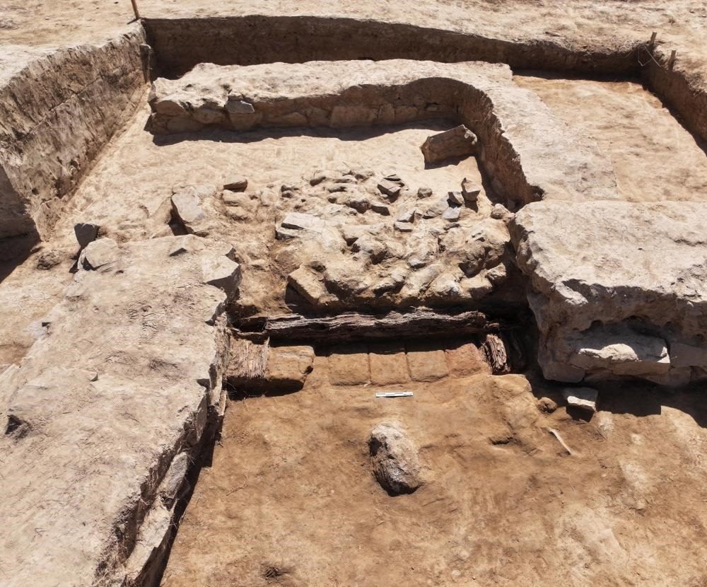 這是都蘭熱水墓群北一區(qū)M37號(hào)（“羊圈墓”）祭祀建筑的木質(zhì)門構(gòu)。