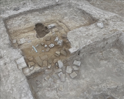 這是都蘭熱水墓群北一區(qū)M37號(hào)（“羊圈墓”）祭臺(tái)的砌磚。