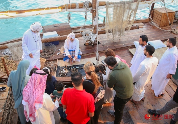 游客了解采珠工作。人民網(wǎng) 塔里克·易卜拉欣攝