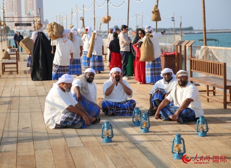 演藝人員展示售賣產(chǎn)品的場景。人民網(wǎng) 塔里克·易卜拉欣攝