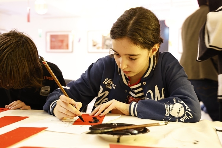 羅馬尼亞小朋友書寫毛筆字。中國文化中心供圖