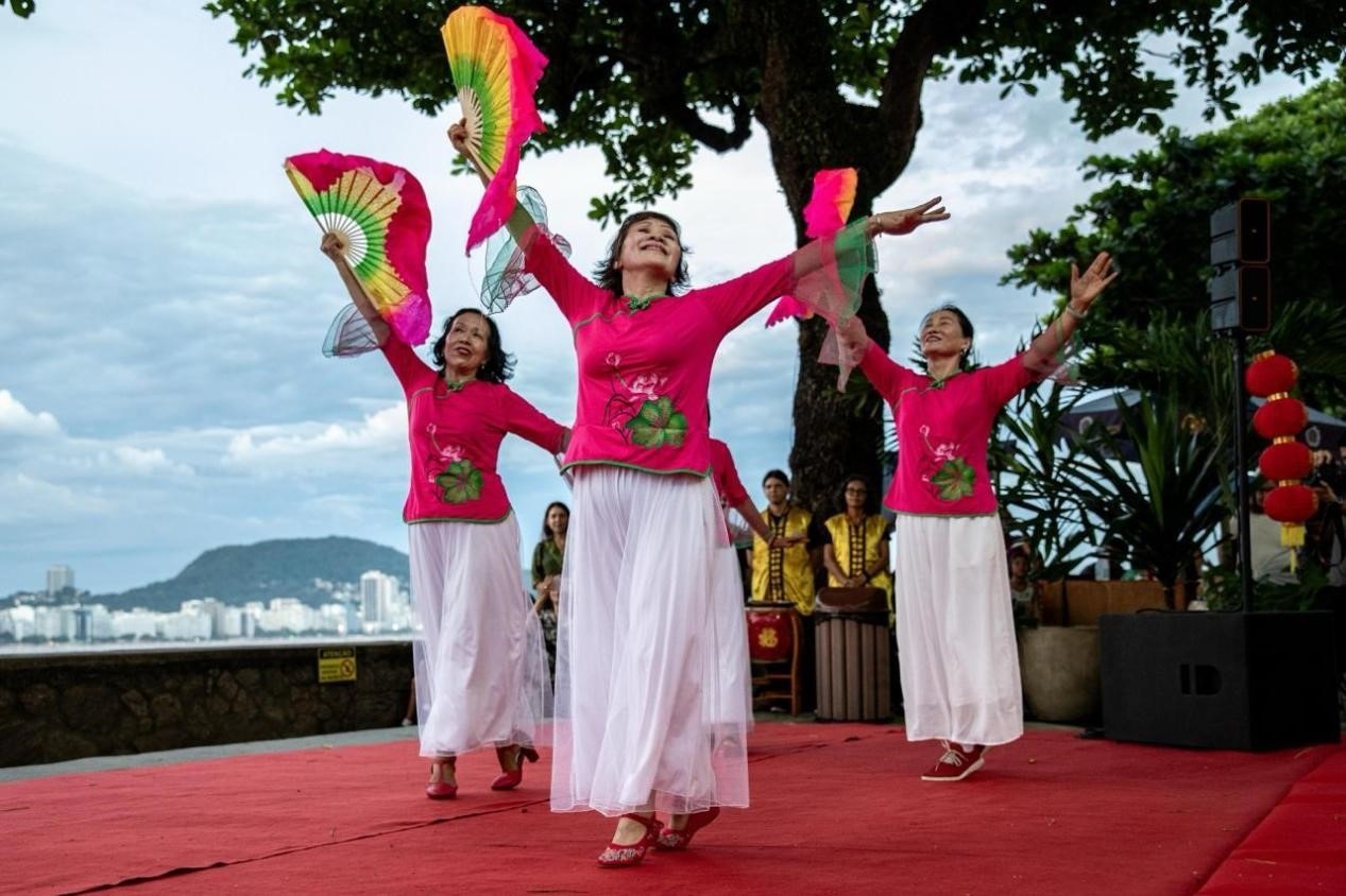 當(dāng)?shù)貢r(shí)間2月24日晚，2024年元宵節(jié)慶?；顒?dòng)在巴西里約熱內(nèi)盧市科帕卡巴納要塞舉辦。巴西山河文化促進(jìn)中心供圖