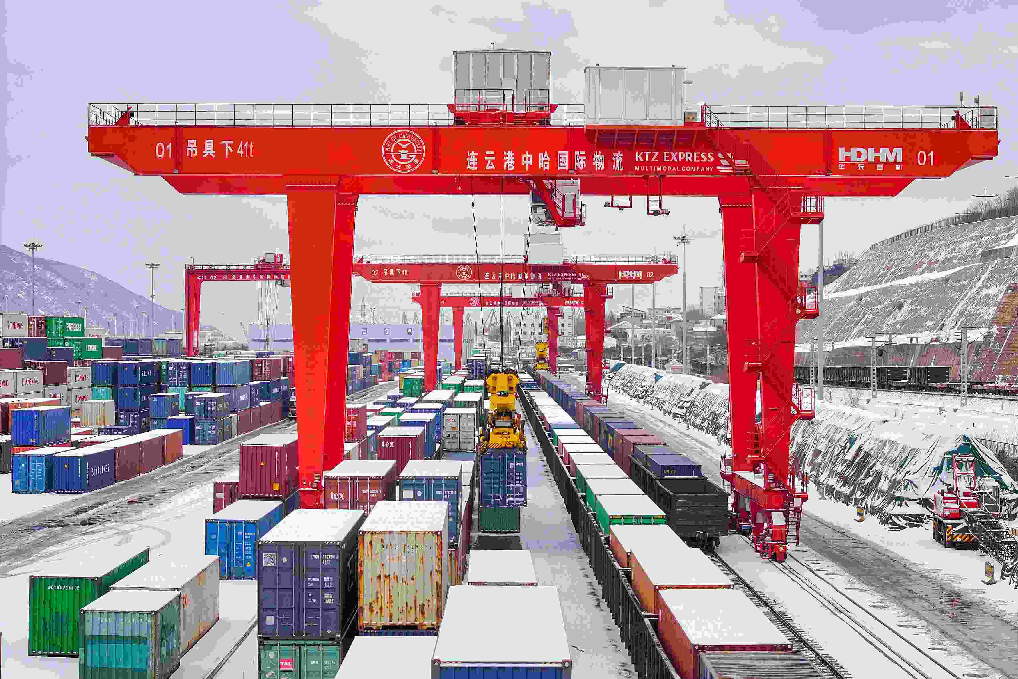 2024年2月22日，江蘇省連云港市中哈連云港物流合作基地，大型機(jī)械正在吊裝集裝箱。