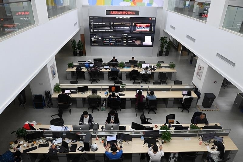 2023年12月12日，中國－東盟信息港股份有限公司員工在工作中。