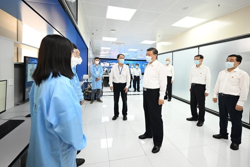 2023年7月6日，習近平總書記在江蘇南京市考察紫金山實驗室時，同科研人員親切交流。