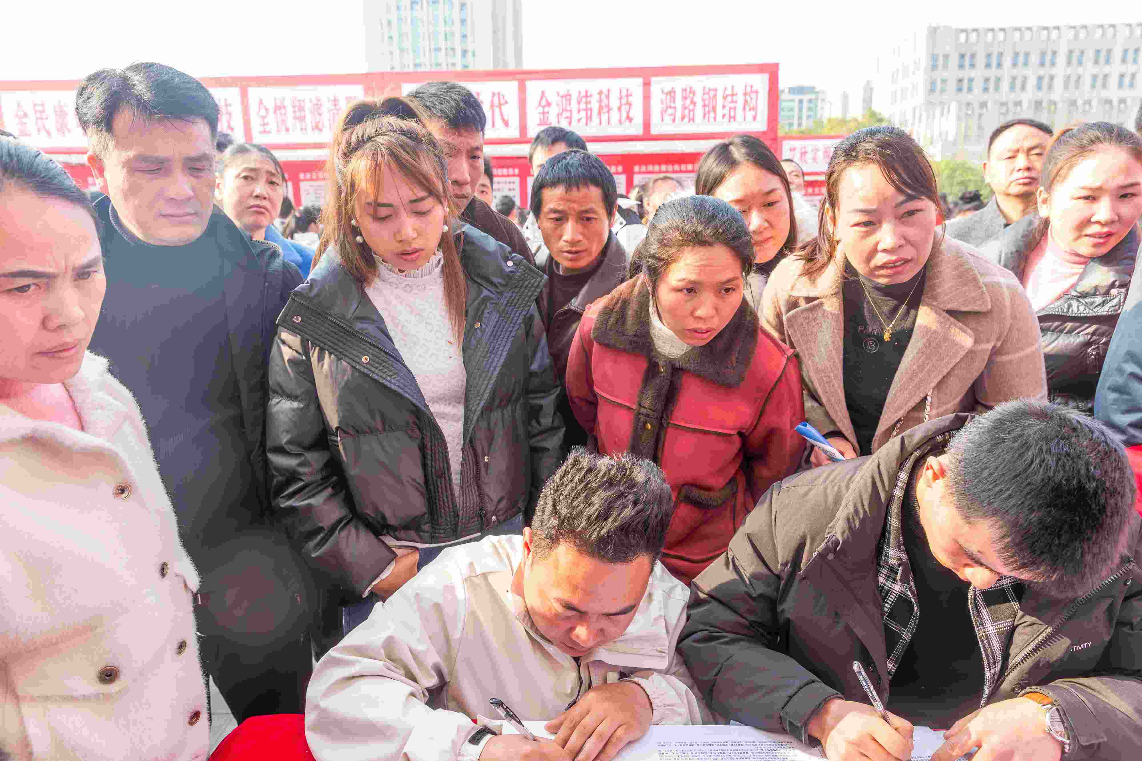 △ 2024年2月19日，重慶市南川區(qū)舉辦2024“春風(fēng)行動”招聘會，為企業(yè)和求職者牽線搭橋，助力務(wù)工人員返崗就業(yè)、企業(yè)復(fù)產(chǎn)復(fù)工。