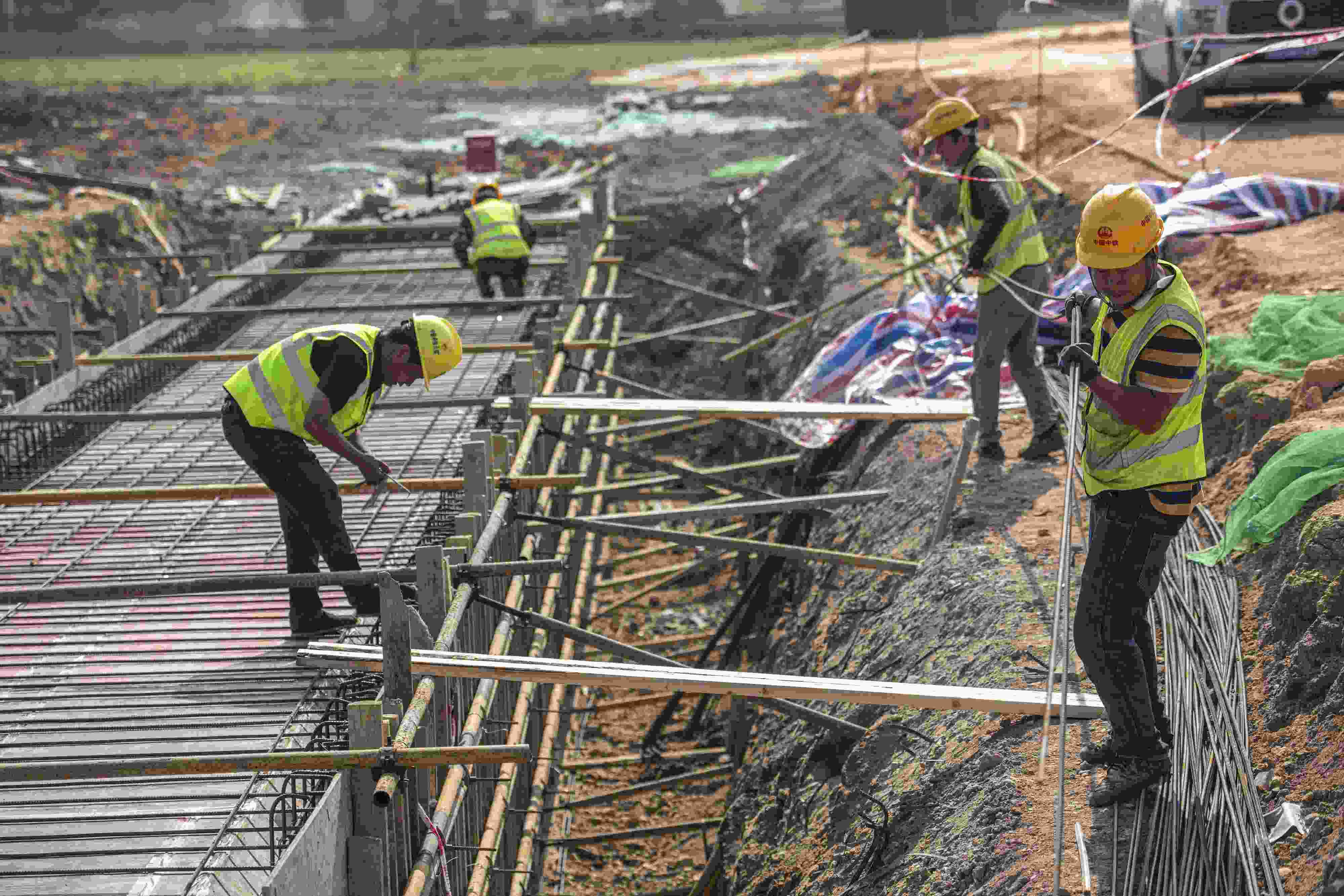 △ 2024年2月20日，海南省瓊海市，工程機械在博鰲樂城國際醫(yī)療旅游先行區(qū)康健路上加緊施工。