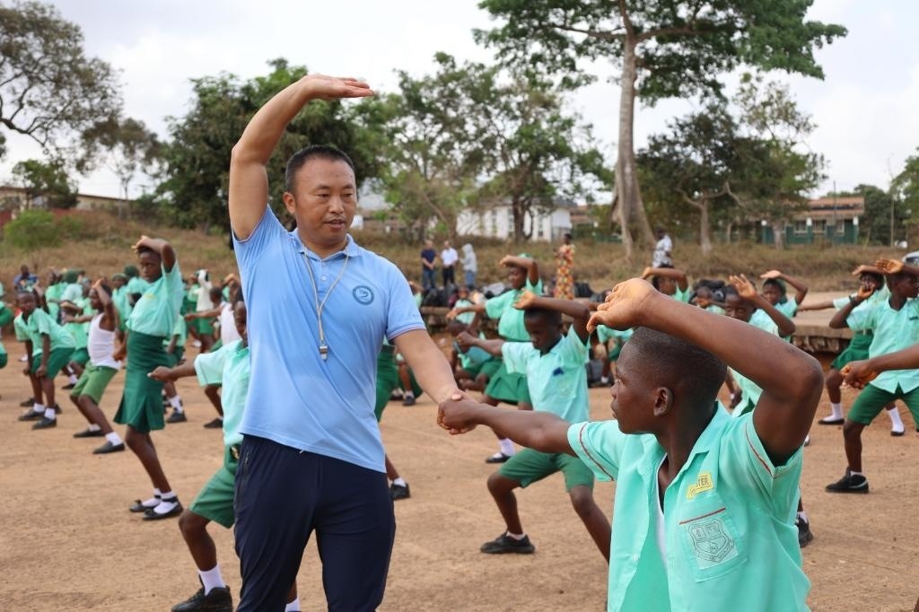 2月20日，在塞拉利昂首都弗里敦，來(lái)自塞拉利昂大學(xué)孔子學(xué)院的武術(shù)教師劉偉在為當(dāng)?shù)貙W(xué)生上武術(shù)課。