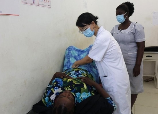 2023年2月27日，在塞拉利昂首都弗里敦，一名中國醫(yī)療隊的醫(yī)生正在為患者檢查身體。