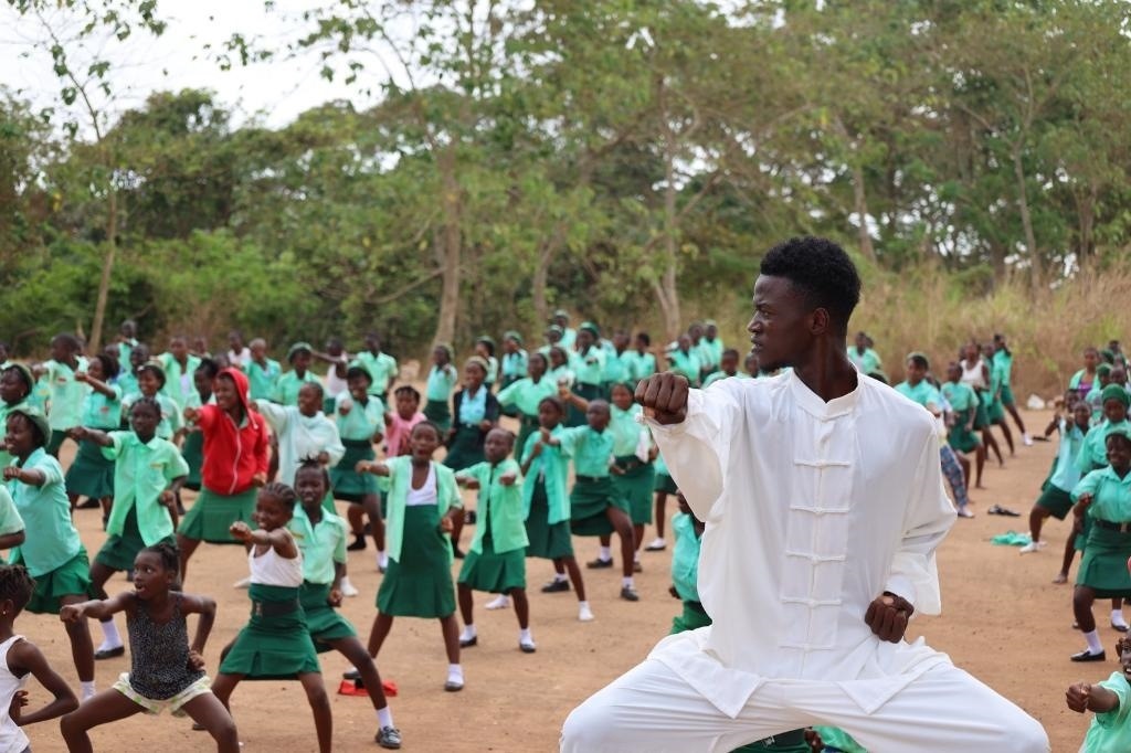 2月20日，在塞拉利昂首都弗里敦，當(dāng)?shù)貙W(xué)生在上武術(shù)課。
