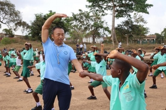 2月20日，在塞拉利昂首都弗里敦，來自塞拉利昂大學(xué)孔子學(xué)院的武術(shù)教師劉偉在為當(dāng)?shù)貙W(xué)生上武術(shù)課。