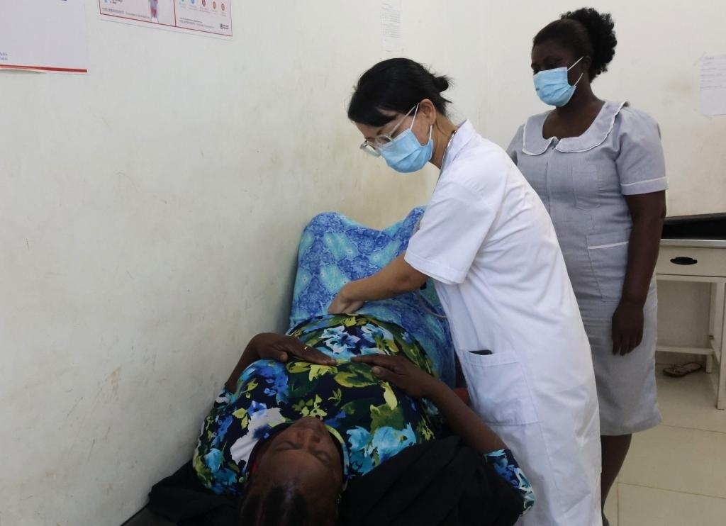 2023年2月27日，在塞拉利昂首都弗里敦，一名中國(guó)醫(yī)療隊(duì)的醫(yī)生正在為患者檢查身體。