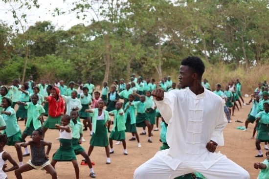 2月20日，在塞拉利昂首都弗里敦，當(dāng)?shù)貙W(xué)生在上武術(shù)課。
