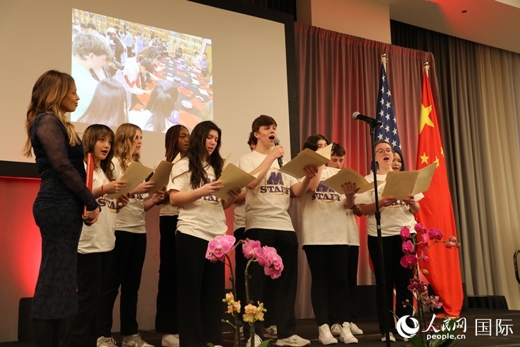 馬斯卡廷中學的學生們還深情演唱了表現(xiàn)中美兩國人民友誼的歌曲《情緣留住永恒的記憶》。 人民網記者 李志偉攝