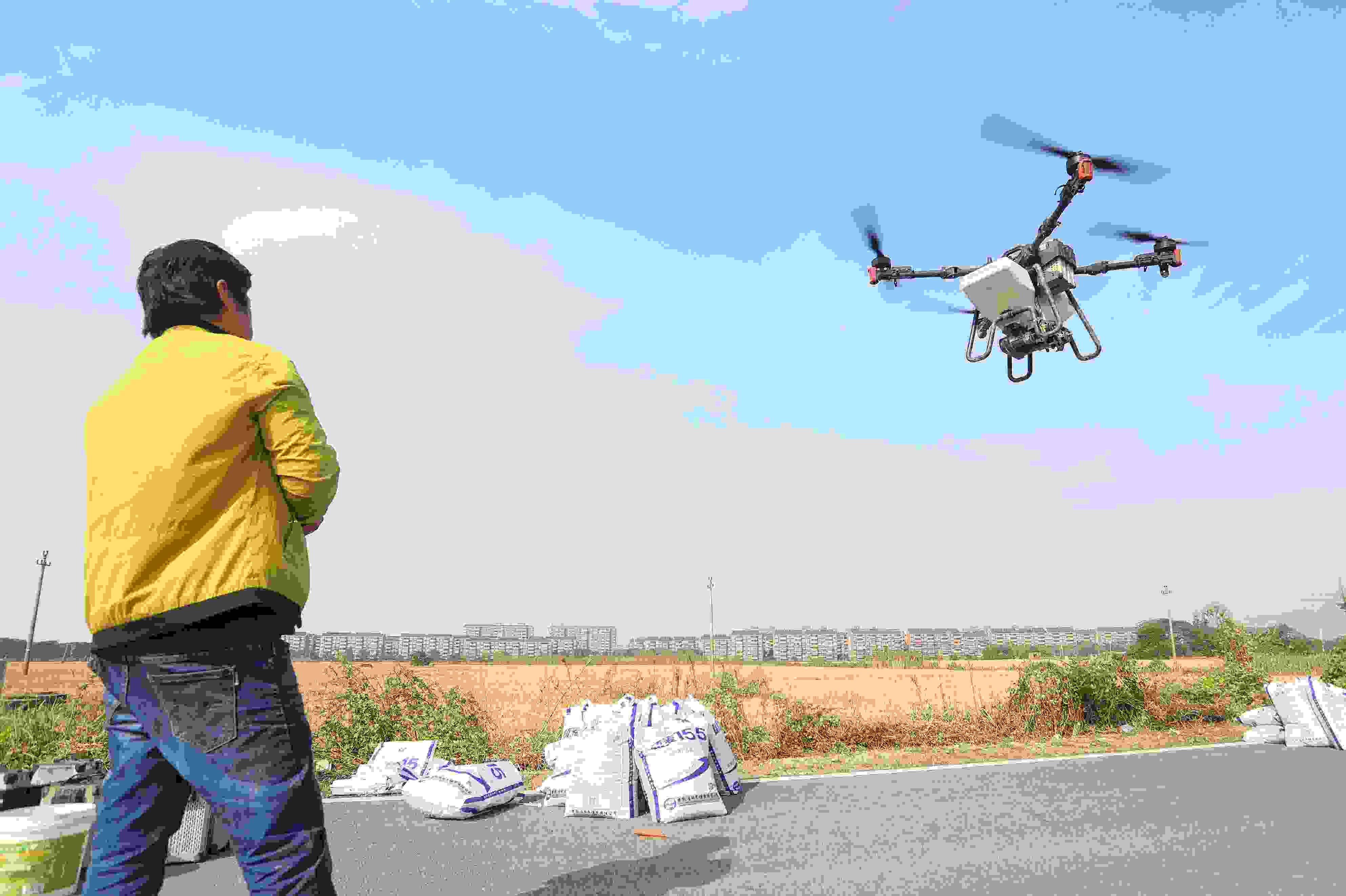 2023年11月15日，浙江嘉興，南湖區(qū)七星街道一處農(nóng)田里，農(nóng)民操縱無人機(jī)進(jìn)行冬小麥飛播。