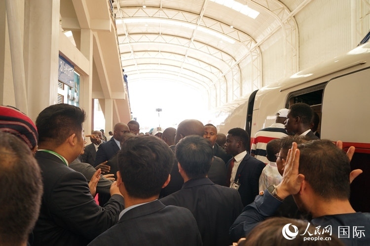 人們爭(zhēng)相前往紅線試乘。人民網(wǎng)記者 姜宣攝