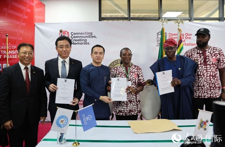 中國(guó)土木尼日利亞公司執(zhí)行董事張志臣（左三）與桑沃-奧盧（右二）分別代表雙方簽署了項(xiàng)目二期合同。閆玉娟攝