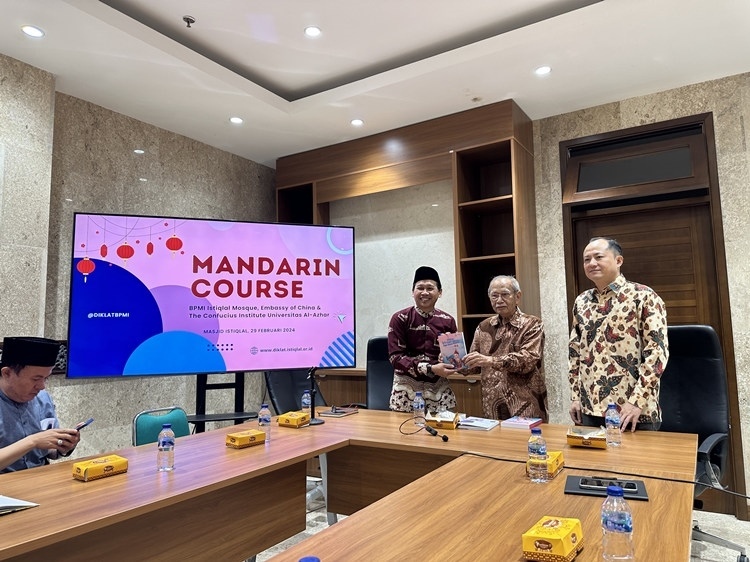 阿拉扎大學(xué)孔子學(xué)院向獨(dú)立清真寺贈(zèng)書(shū)。阿拉扎大學(xué)孔子學(xué)院供圖