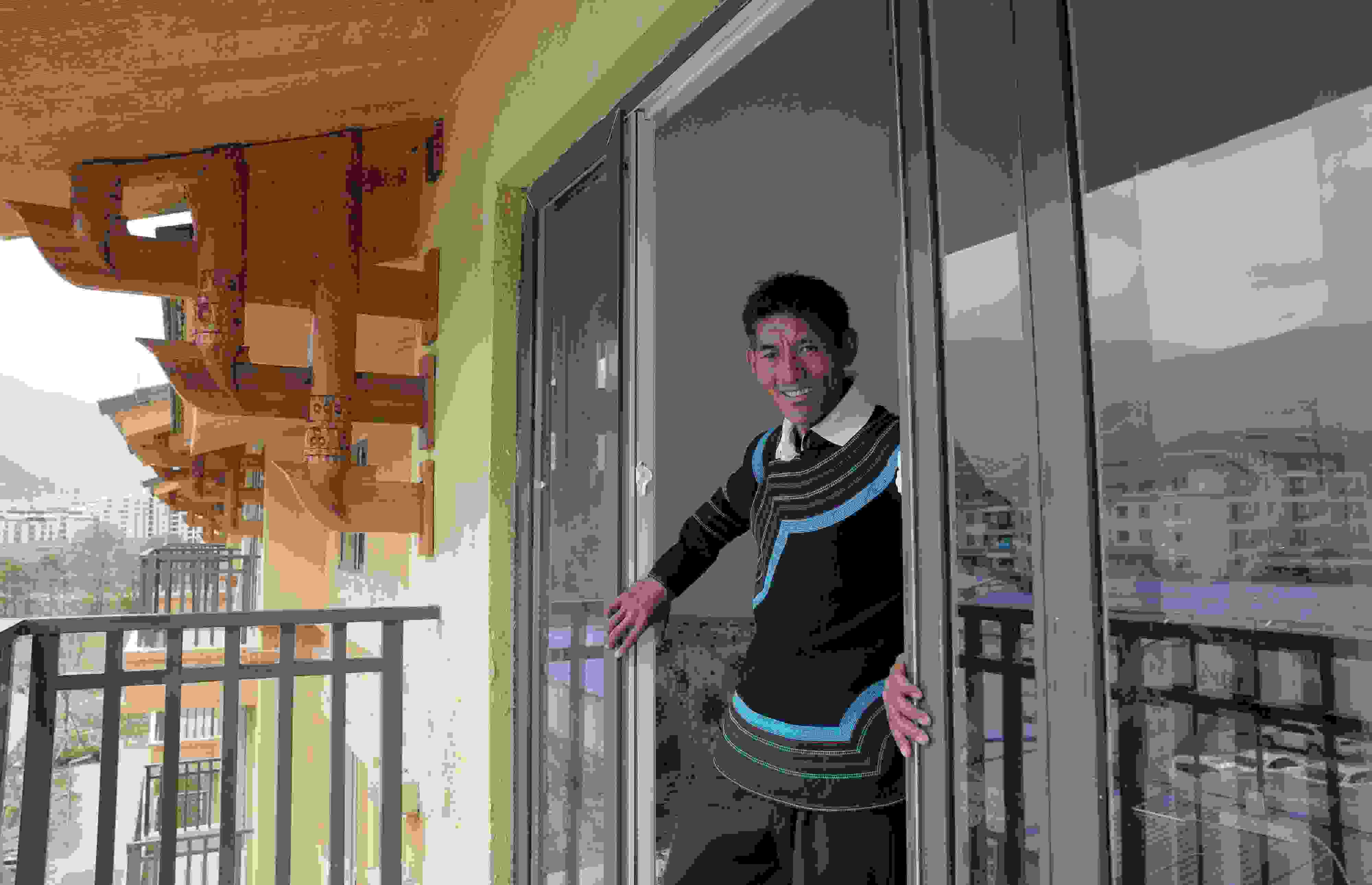 2020年5月14日，四川涼山彝族自治州昭覺縣，“懸崖村”村民某色伍哈入住新房。