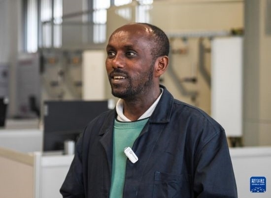 2月15日，在亞的斯亞貝巴的埃塞俄比亞聯(lián)邦職業(yè)技術(shù)培訓(xùn)學(xué)院，魯班工坊當(dāng)?shù)亟處熂s納斯·阿凱萊（中文名艾友涵）接受新華社采訪。