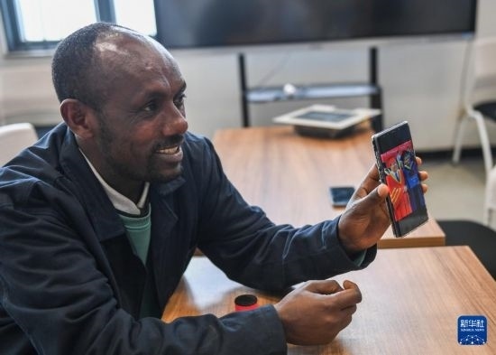 2月15日，在亞的斯亞貝巴的埃塞俄比亞聯(lián)邦職業(yè)技術(shù)培訓(xùn)學(xué)院，魯班工坊當(dāng)?shù)亟處熂s納斯·阿凱萊（中文名艾友涵）展示在中國學(xué)習(xí)時(shí)的照片。