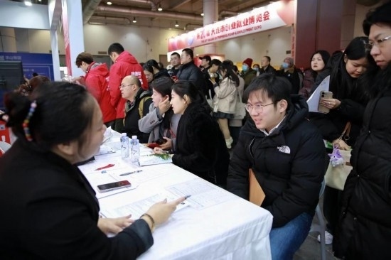 求職者與用人單位溝通交流。新華社記者 張博群 攝