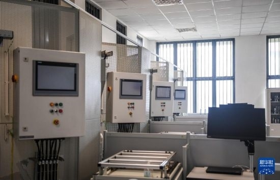 這是2月15日在亞的斯亞貝巴的埃塞俄比亞聯(lián)邦職業(yè)技術(shù)培訓(xùn)學(xué)院魯班工坊內(nèi)拍攝的機(jī)電一體化設(shè)備。