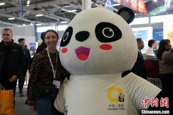 3月5日，2024年柏林國際旅游交易會(huì)(ITB)在柏林會(huì)展中心拉開帷幕。以“你好！中國”為主題的中國展區(qū)當(dāng)日亮相展會(huì)。圖為觀眾與大熊貓人偶合影。中新社記者 馬秀秀 攝
