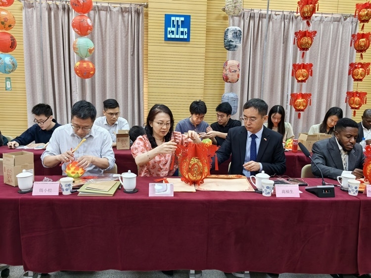 燈籠文化交流活動現(xiàn)場。中建國際中西非公司供圖