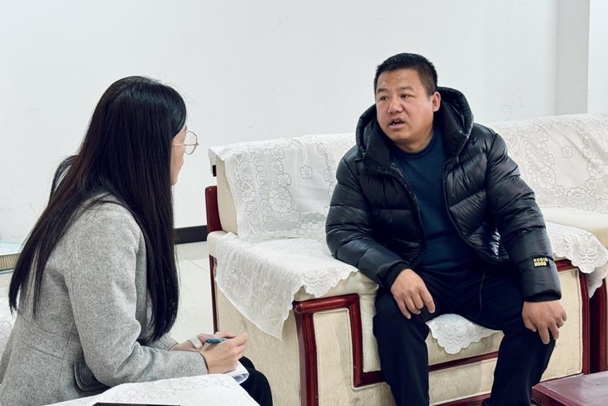 人民網(wǎng)記者采訪“在水一方”小區(qū)住戶。人民網(wǎng) 高清揚(yáng)攝