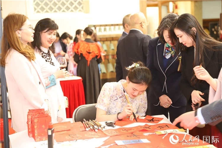 現(xiàn)場書法體驗(yàn)。人民網(wǎng)記者 霍文攝