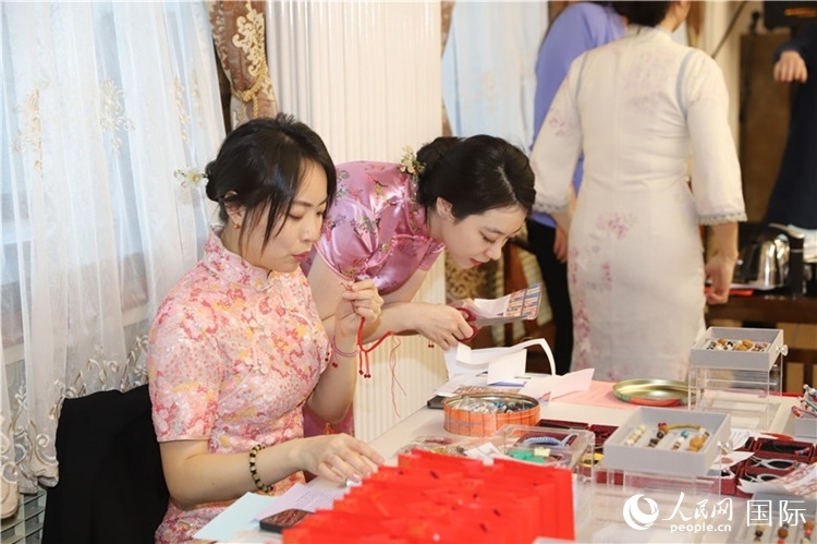 孔院教師展示剪紙。人民網(wǎng)記者 霍文攝