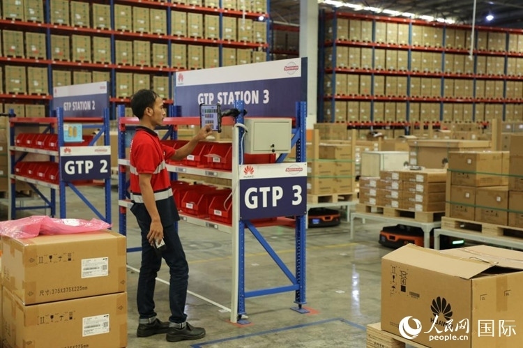 華為5G智能倉(cāng)庫(kù)里，工作人員正在利用智能系統(tǒng)辦公。人民網(wǎng)記者 曹師韻攝