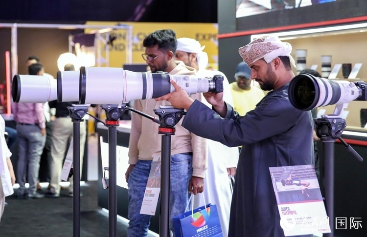 參觀者在體驗(yàn)攝影設(shè)備。人民網(wǎng)塔里克·易卜拉欣攝