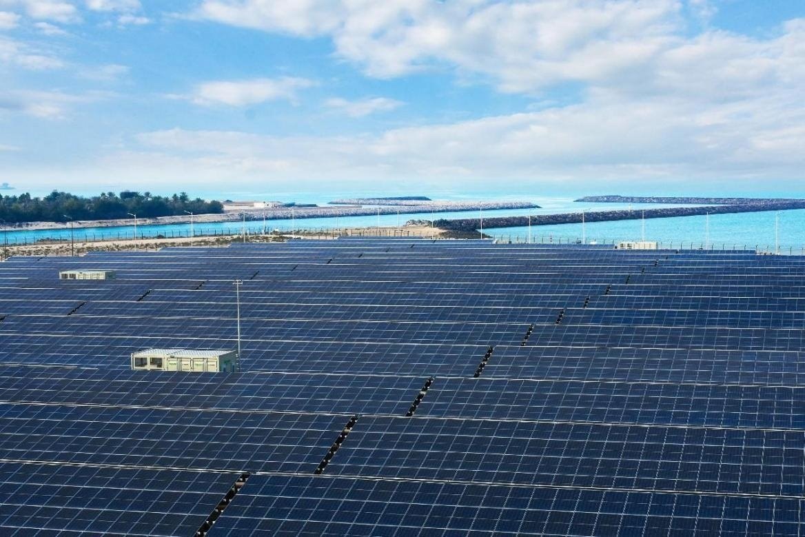 項(xiàng)目廣泛采用光伏補(bǔ)償發(fā)電系統(tǒng)，降低能源消耗。山東電建三公司供圖